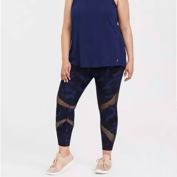 Torrid Navy Camo Crop Active Leggings Size 2X High Rise Mesh Insets Fall Gym Run - Picture 4 of 10